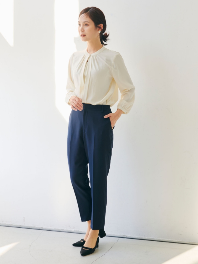 CROSS FUNCTION 《洗える・シワになりにくい》正解テーパードパンツを着用した女性
