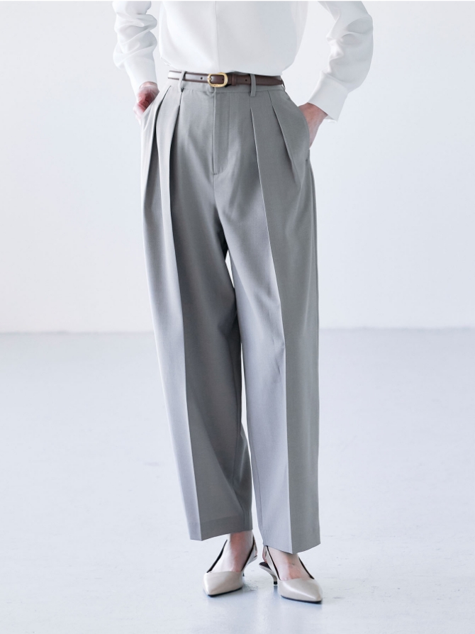 N.O.R.C ウォッシャブルバレルパンツ【CLEAN MOTION】を着用した女性