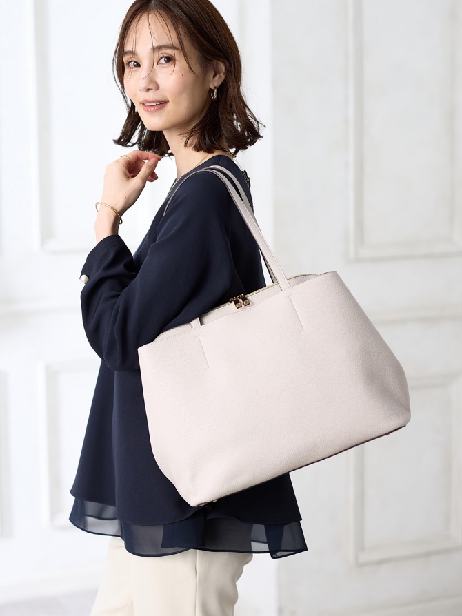 A/C DESIGN BY ALPHA CUBIC トートバッグを着用した女性