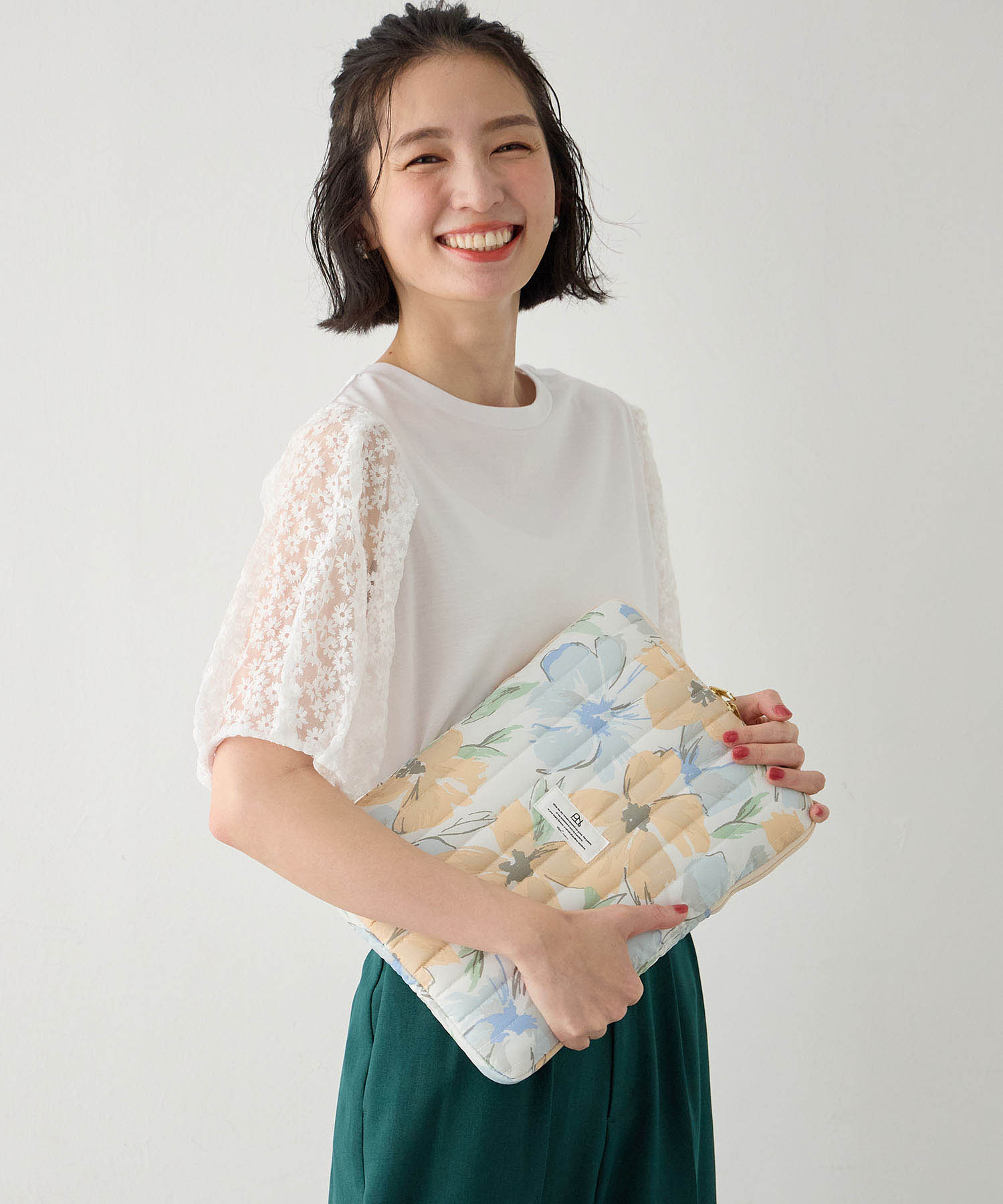 JOIN PARK 【Wpc.】キルティングPCケース(Mサイズ)【はっ水】を着用した女性