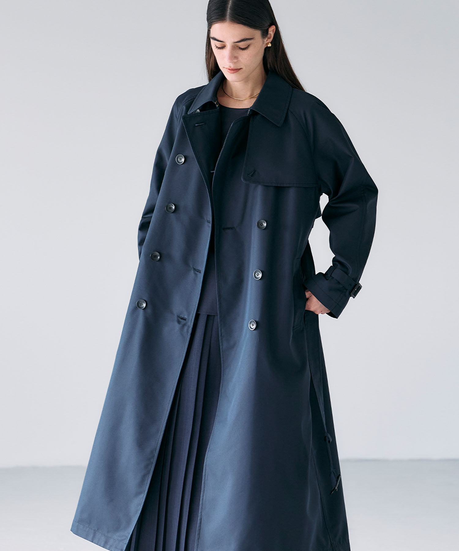 N.O.R.ロングトレンチコートを着用した女性
