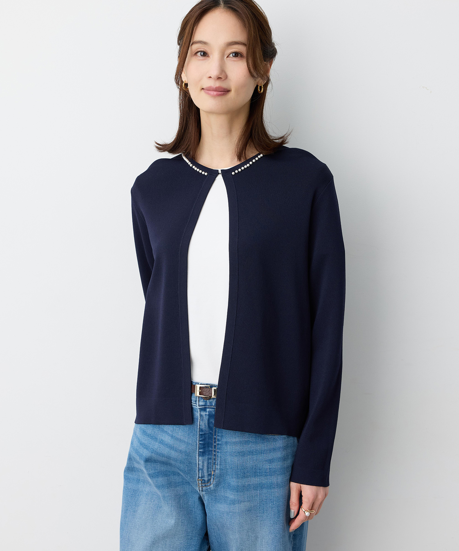 A/C DESIGN BY ALPHA CUBIC パールボタンニットカーディガン【毛玉になりにくい・ウォッシャブル】を着用した女性