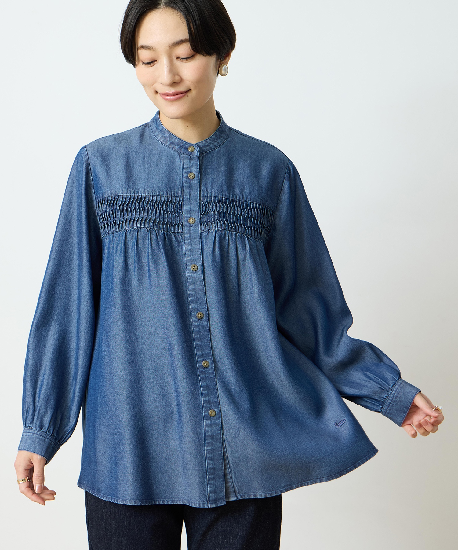 DECOY デニムシャツを着用した女性