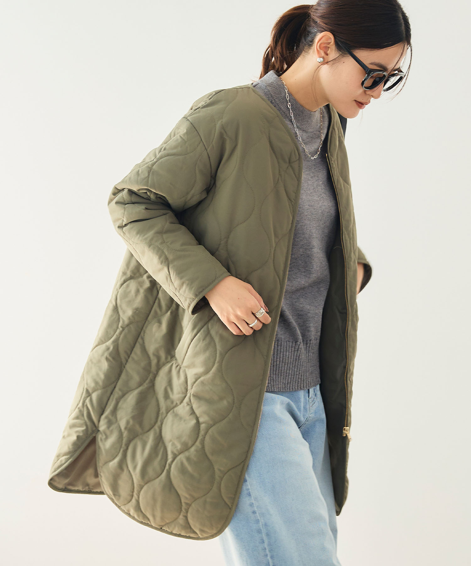 CROSS FUNCTION 《撥水》エブ楽 ノーカラーキルティングコートを着用した女性