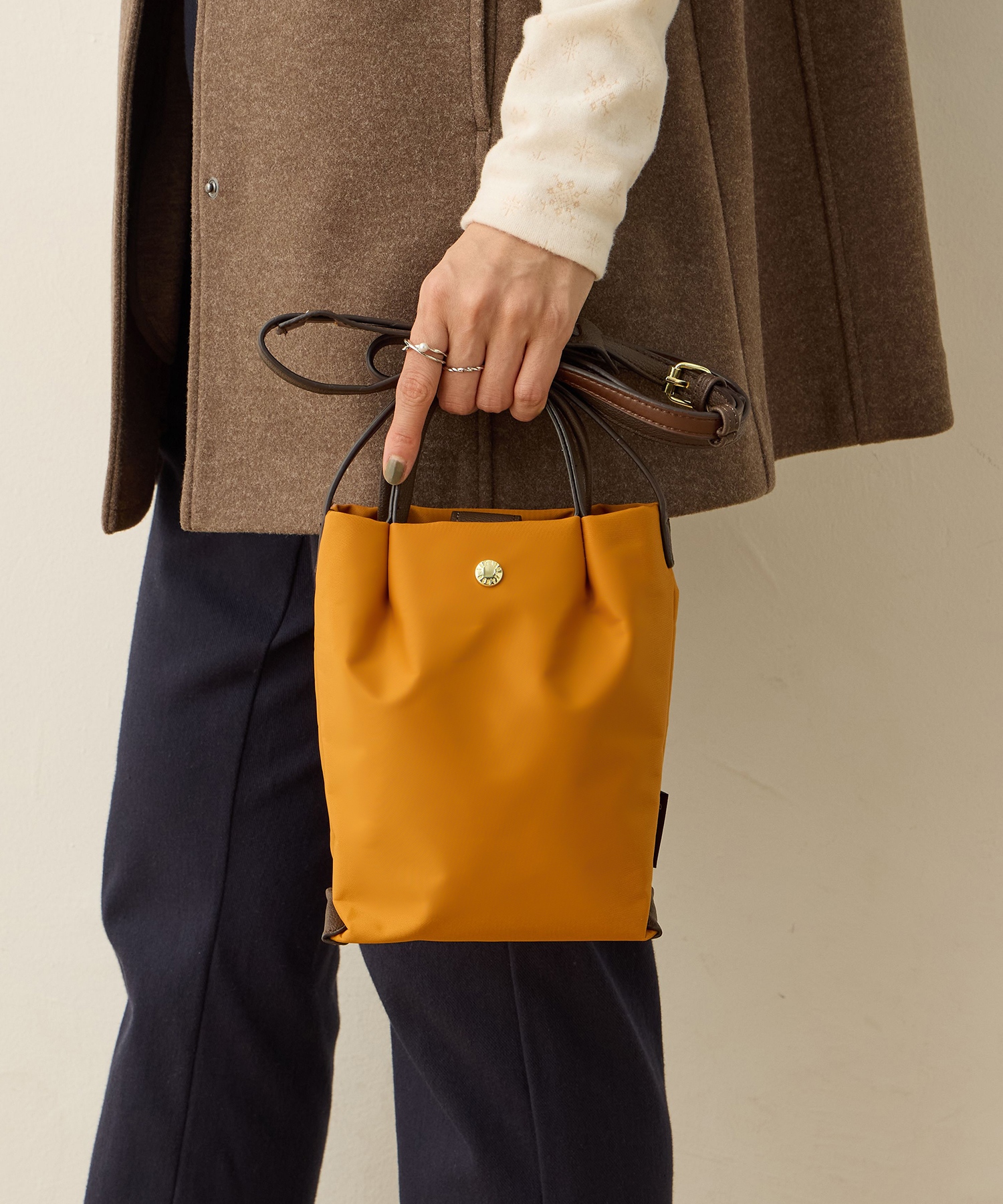 DECOY レーガートラルゴミニショルダーを着用した女性