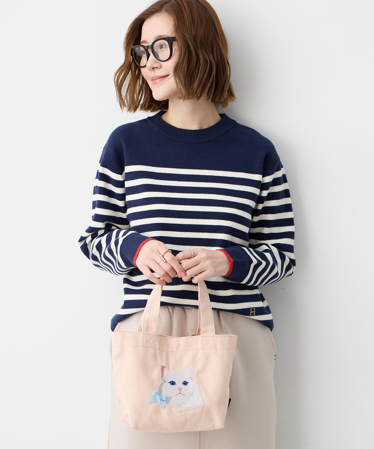 JOIN PARK アトリエ・ポピン猫ミニトートバッグを着用した女性