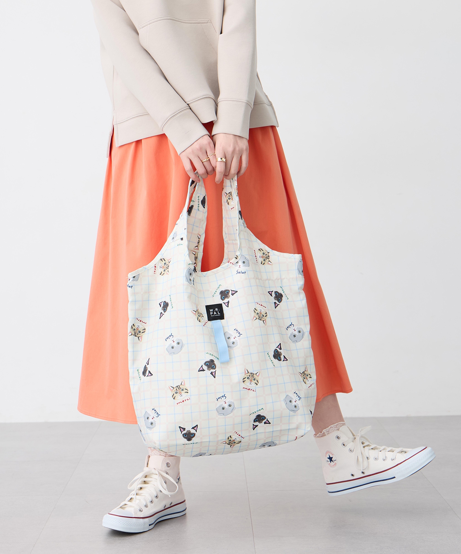 JOIN PARK 保冷保温効果ファスナー付きエコバックを着用した女性