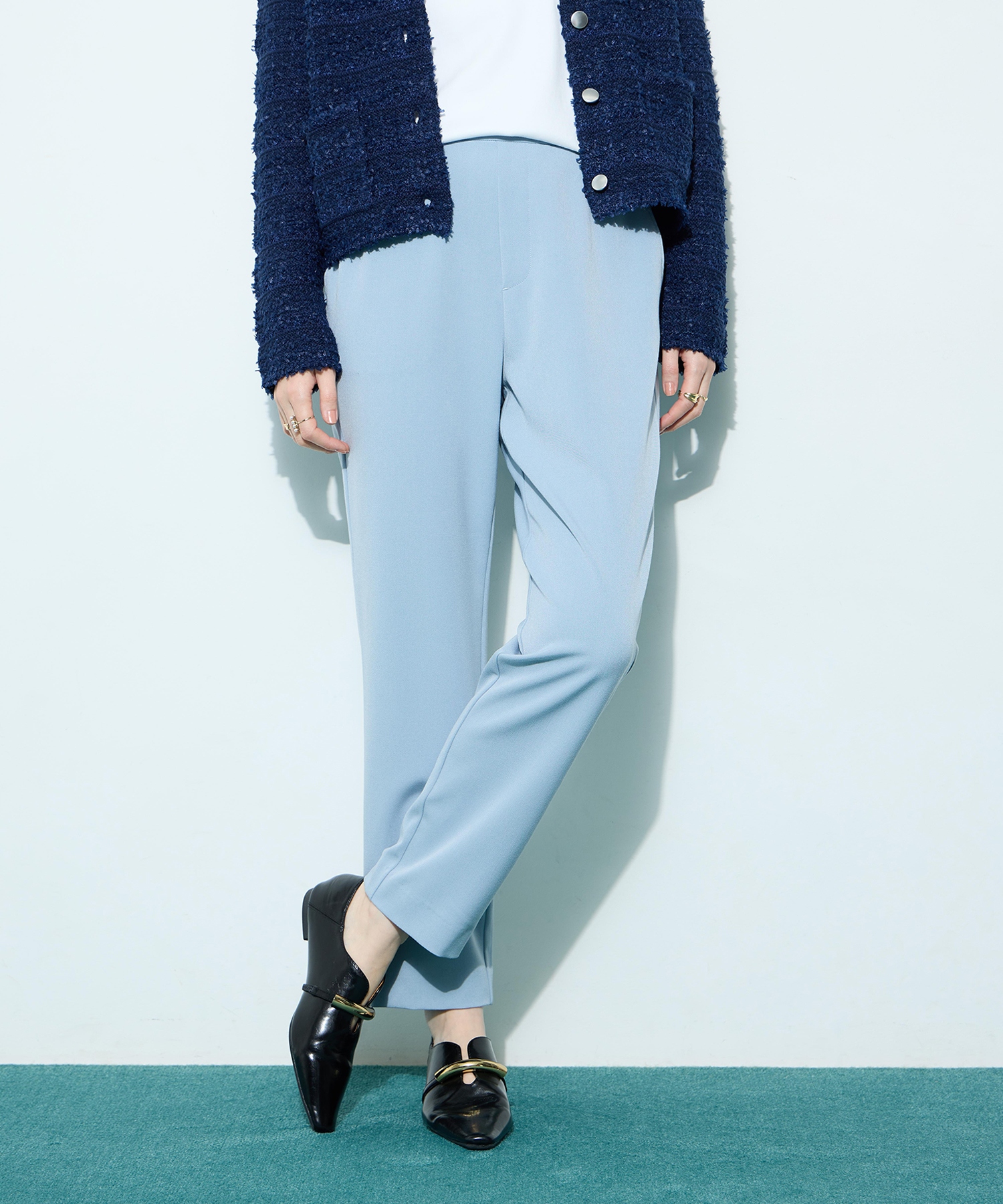 Petit Honfleur 【すご楽シリーズ】ストレッチテーパードパンツを着用した女性