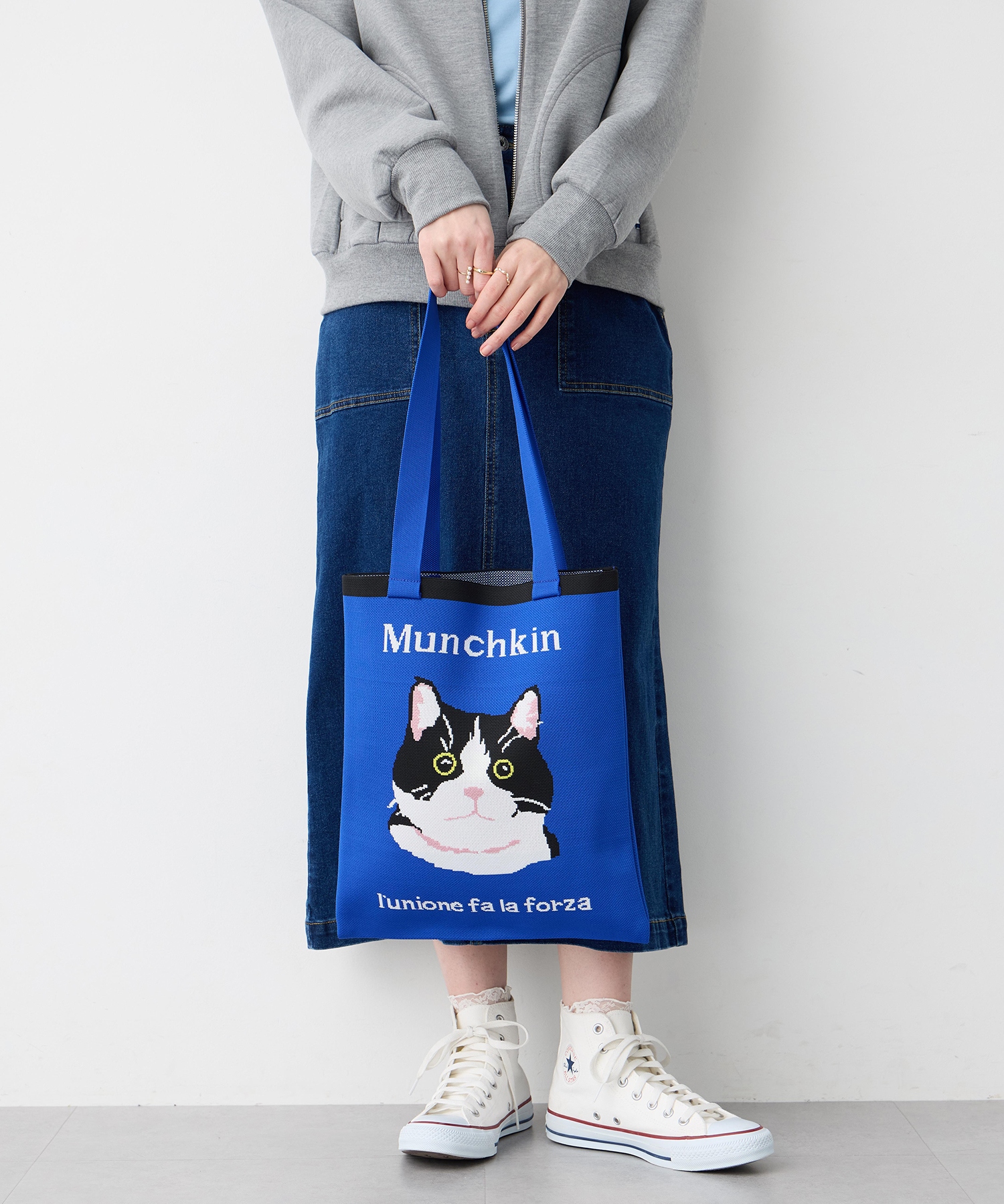 JOIN PARK 猫ニットトートバックを着用した女性