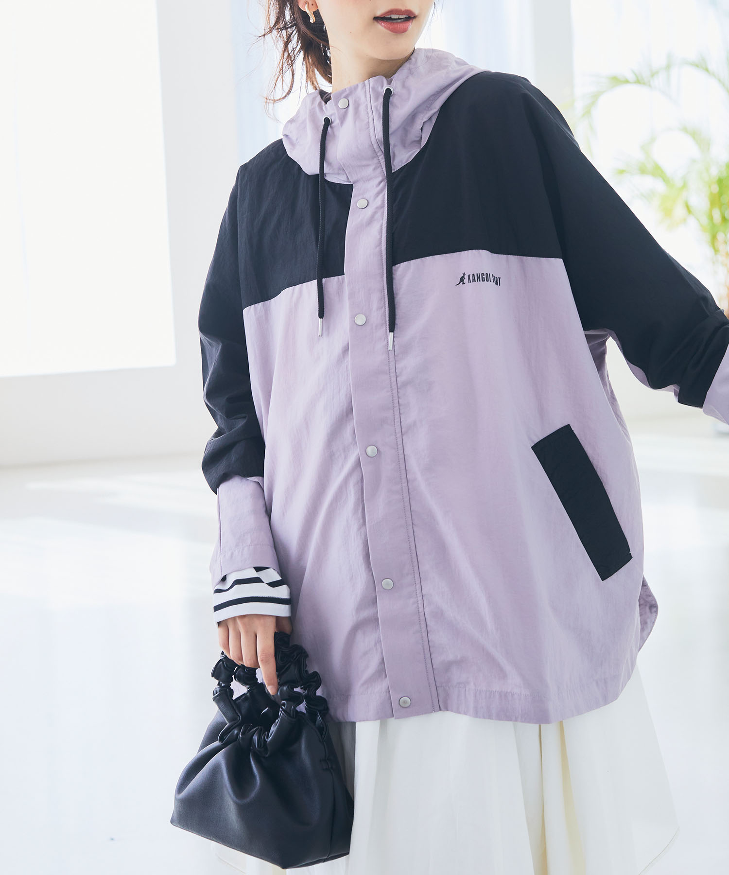 Life Style by cross marche 【KANGOL SPORT】ワイドマウンテンパーカー《撥水》を着用した女性