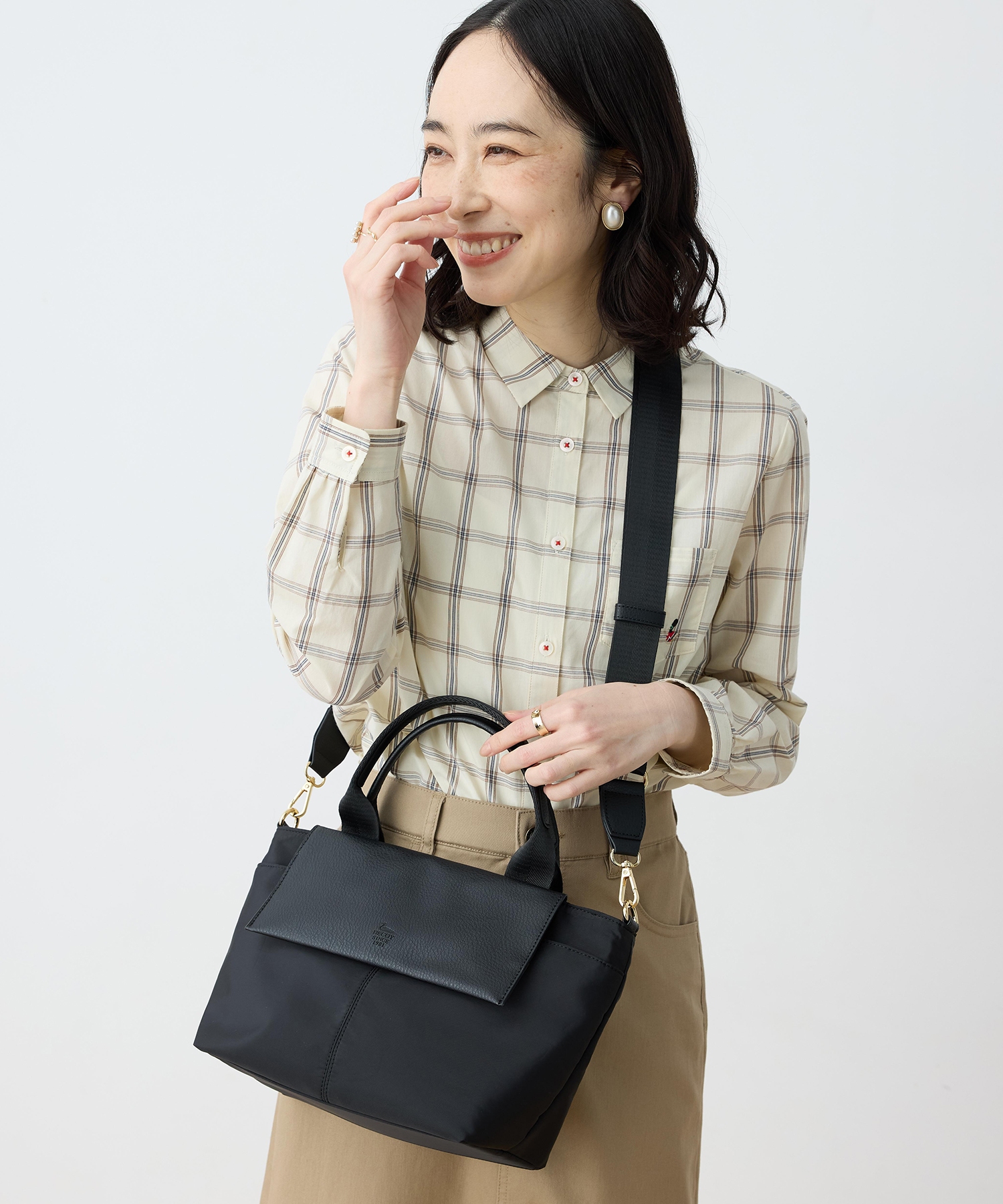 DECOY 2WAYショルダーバッグを着用した女性