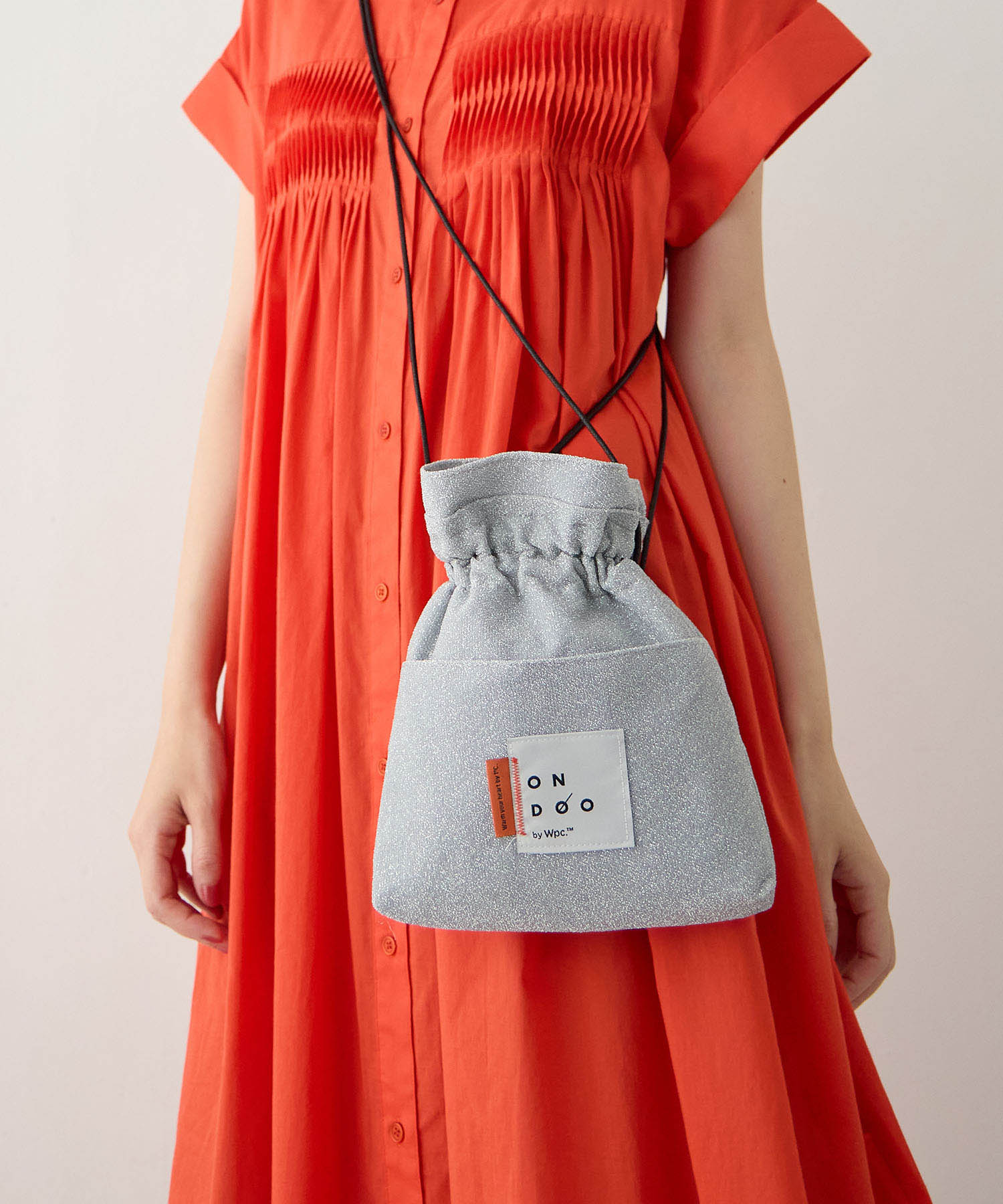 JOIN PARK【Wpc.】ONDOOラメ２way巾着バックを着用した女性