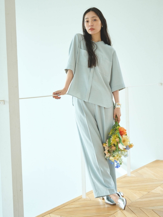 サマナチュラ リネンライクバンドカラーハーフスリーブブラウスを着用した女性