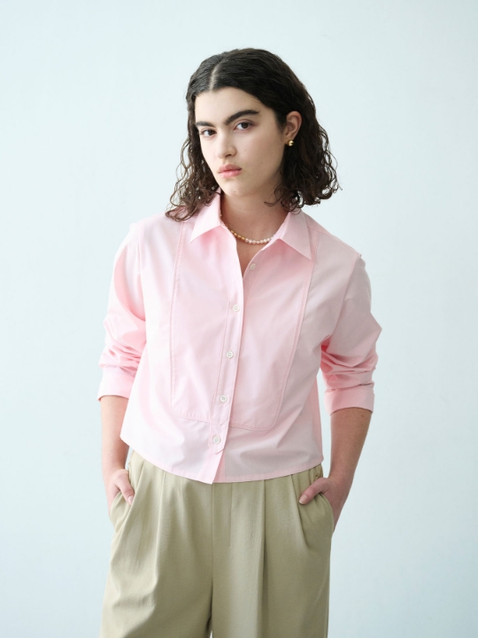 コンフォータブルショートドレスシャツを着用した女性