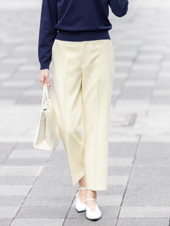 ストレッチ テーパードパンツを着用した女性