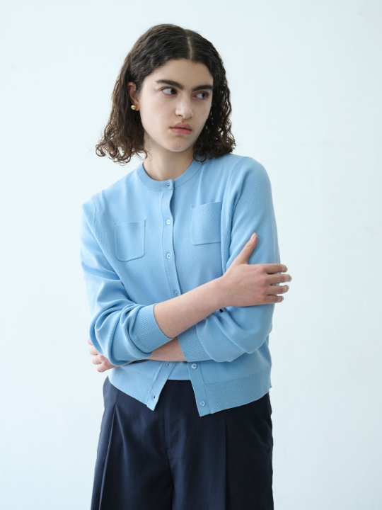 ニットカーディガン【CLEAN MOTION】を着用した女性