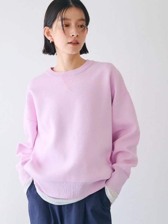 《洗える》スウェットライクニットプルオーバーを着用した女性