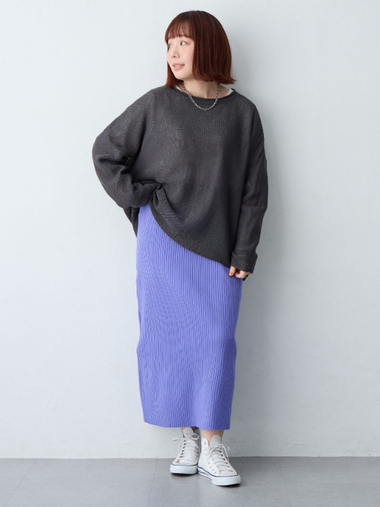 ドライタッチサマーリブニットタイトスカートを着用した女性