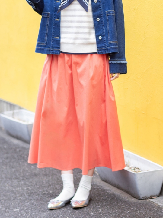 ギャザーフレアロングスカートを着用した女性