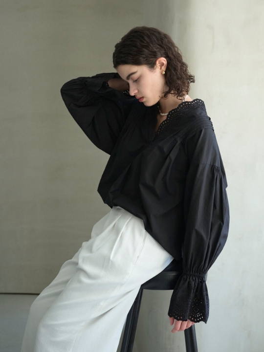 カットワーク刺繍ボリュームスリーブブラウスを着用した女性