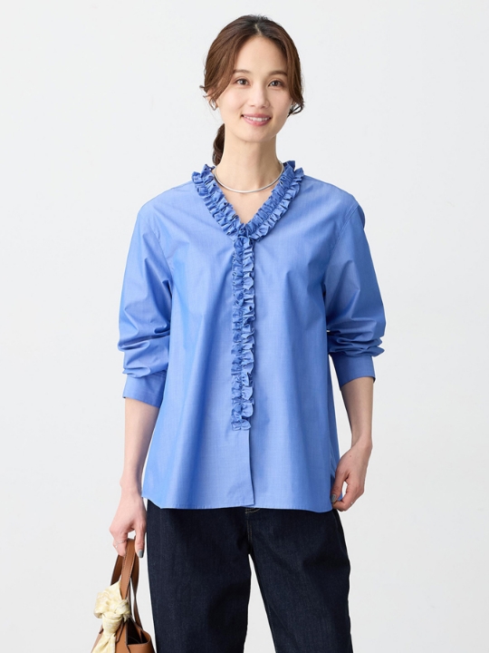 Vネックフリルブラウスを着用した女性