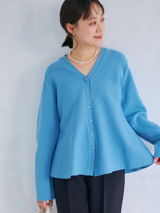 マシュマロミラノAラインペプラムカーディガンを着用した女性