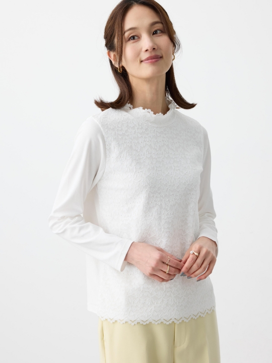 フロントレースハイネックプルオーバーを着用した女性