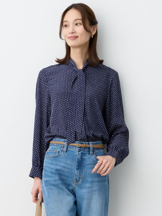 ボウタイブラス【ファーストライン】を着用した女性