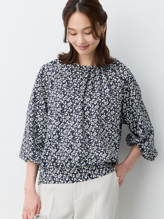 フラワープリントブラウスを着用した女性