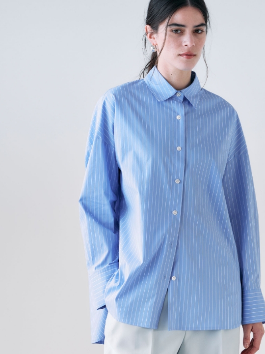 コンフォータブルシャツを着用した女性