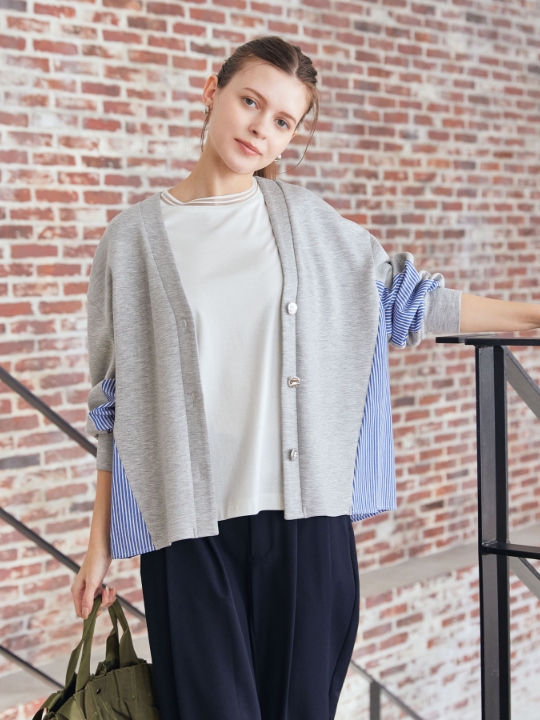 Vネックドッキングカーディガンを着用した女性