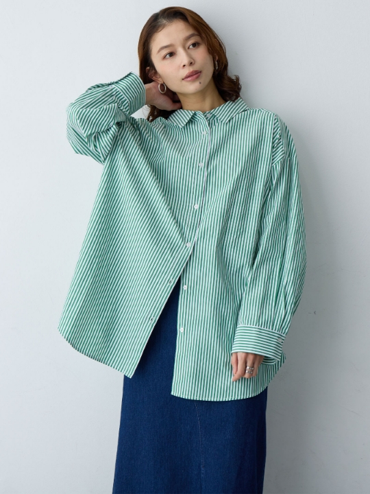リラックスフィットストライプ柄レギュラーシャツ/チュニックを着用した女性