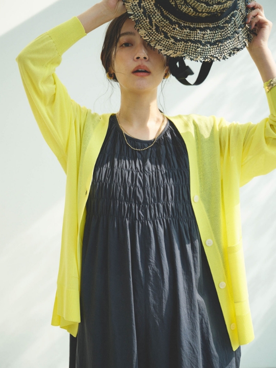 《洗える》サマナチュラ オーバーサイズシアーVネックニットカーディガンを着用した女性