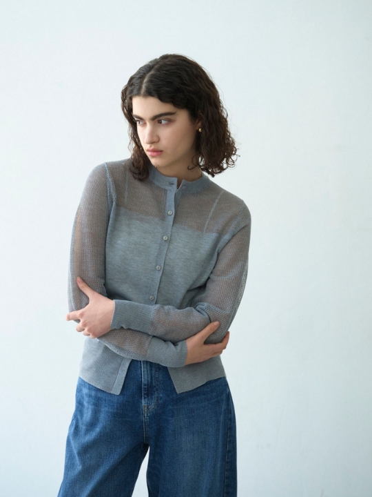 メッシュニットカーディガンを着用した女性