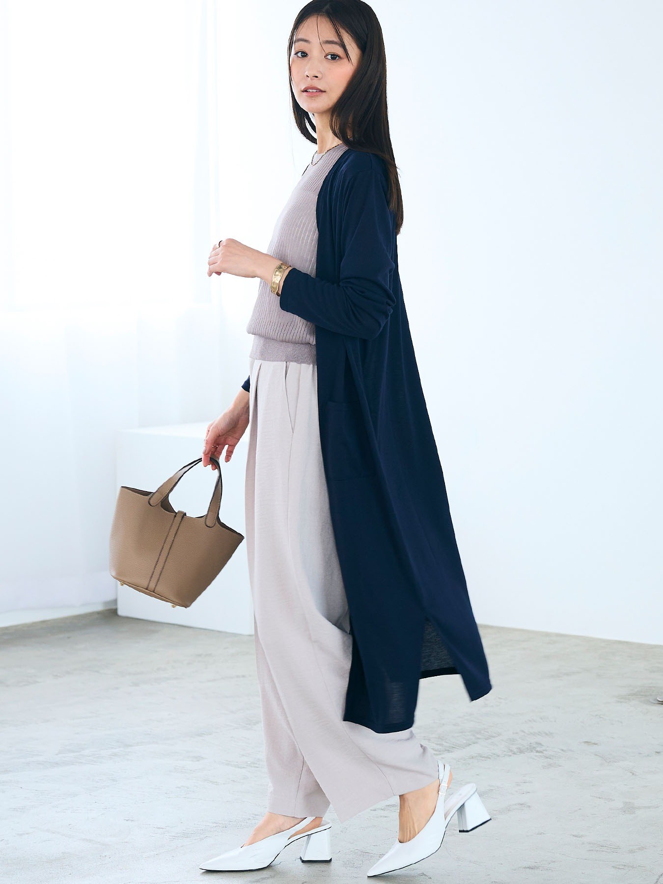 《洗える》エブ楽 シアーVロングカーディガンを着用した女性