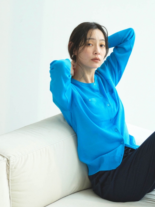 《洗える》フロントポケットシアーカーディガンを着用した女性