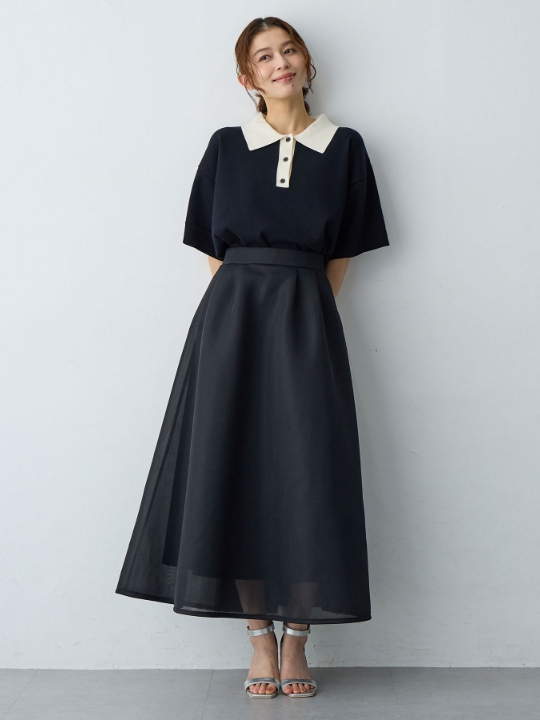 シアーダンボールタックフレアスカートを着用した女性