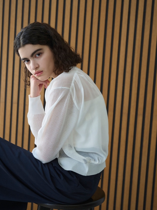 メッシュニットシフォンコンビブルゾンを着用した女性