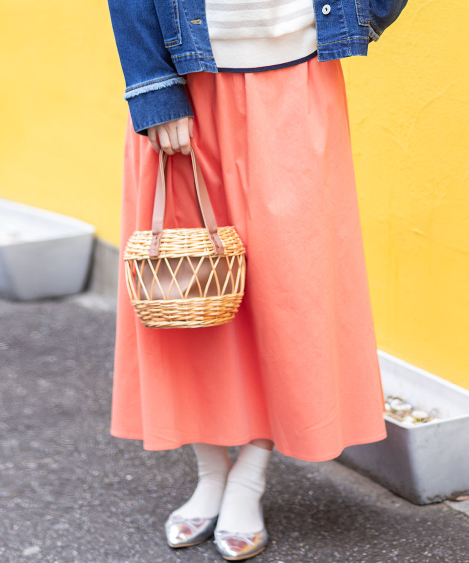 Petit Honfleur ギャザーフレアロングスカート【シワになりにくい】を着用した女性