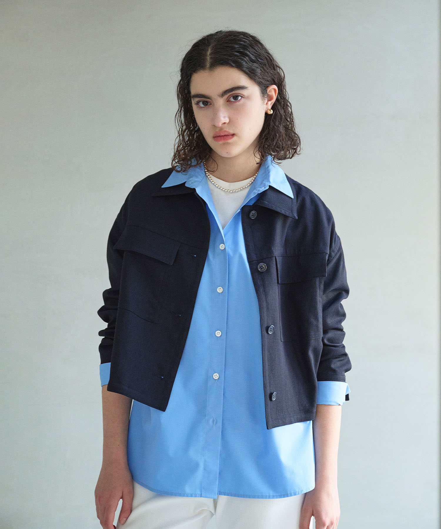 N.O.R.C 【トリアセリネン】ステンカラーブルゾンを着用した女性