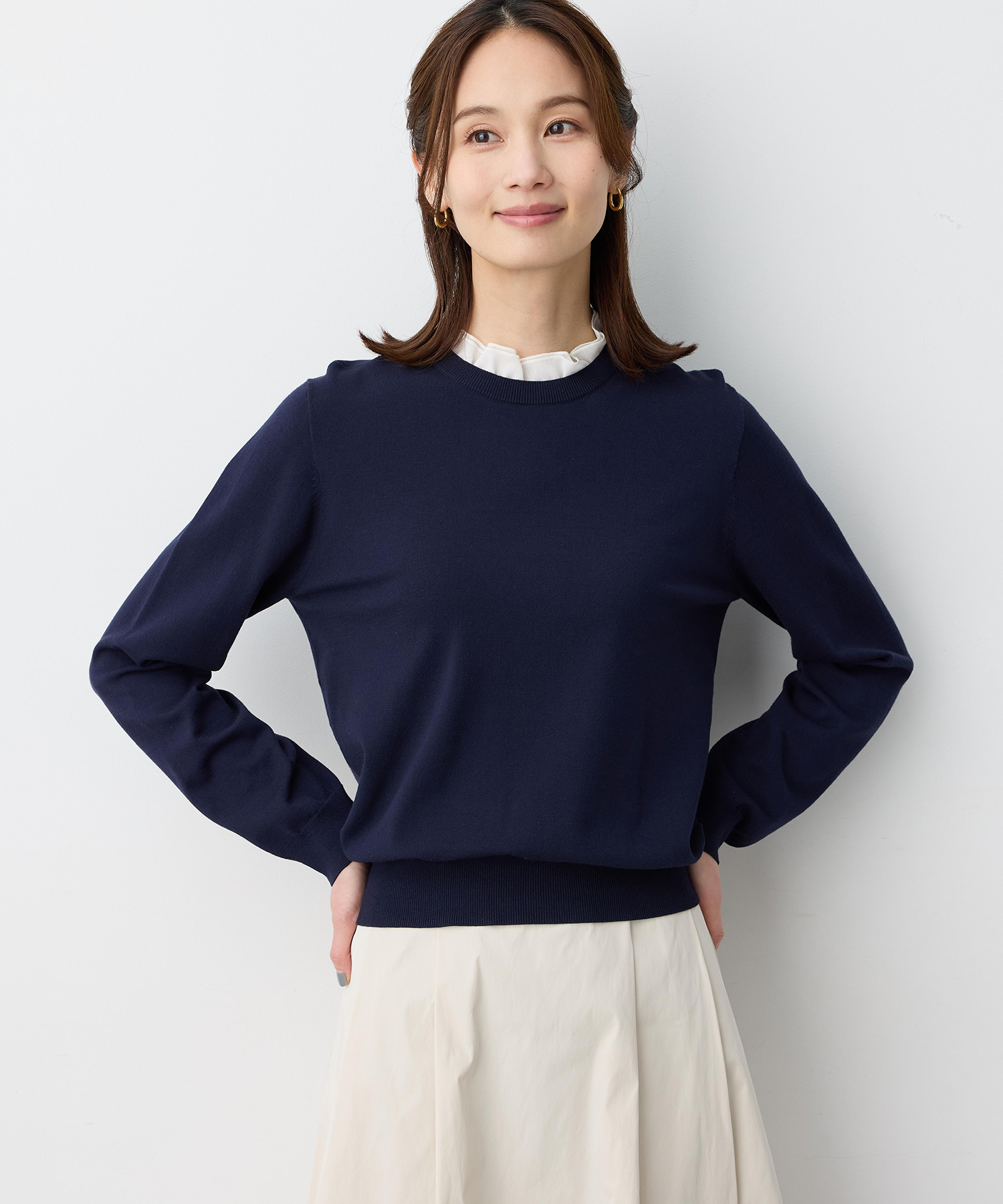 A/C DESIGN BY ALPHA CUBIC フリルカラードッキングプルオーバー【ウォッシャブル】を着用した女性