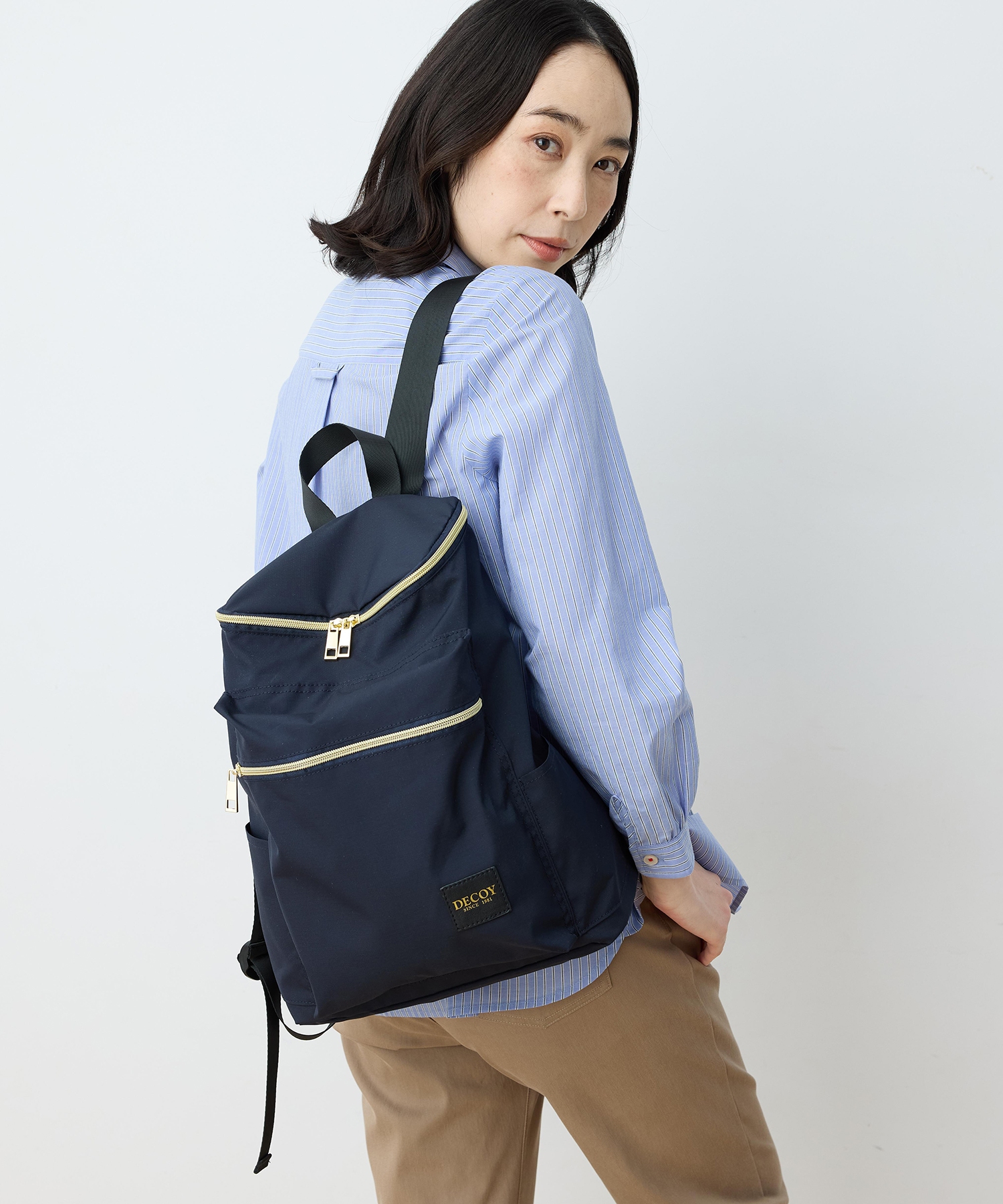 DECOY パッカブルリュックを着用した女性