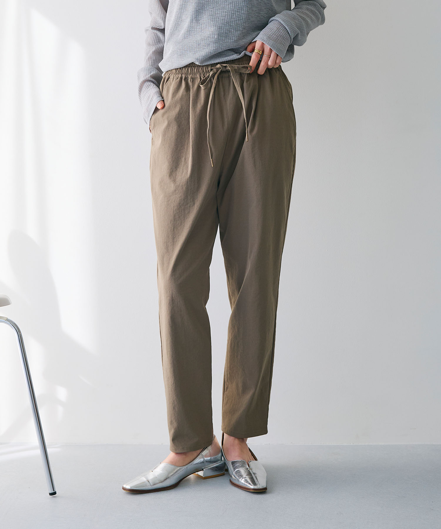 CROSS FUNCTION 吸水速乾》エブ楽 きれいめイージーパンツを着用した女性