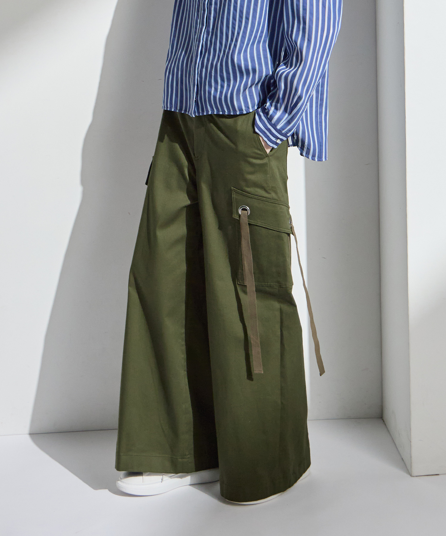 ATSURO TAYAMA サイドリボンツイルカーゴパンツ（ポケットベルト付き）を着用した女性
