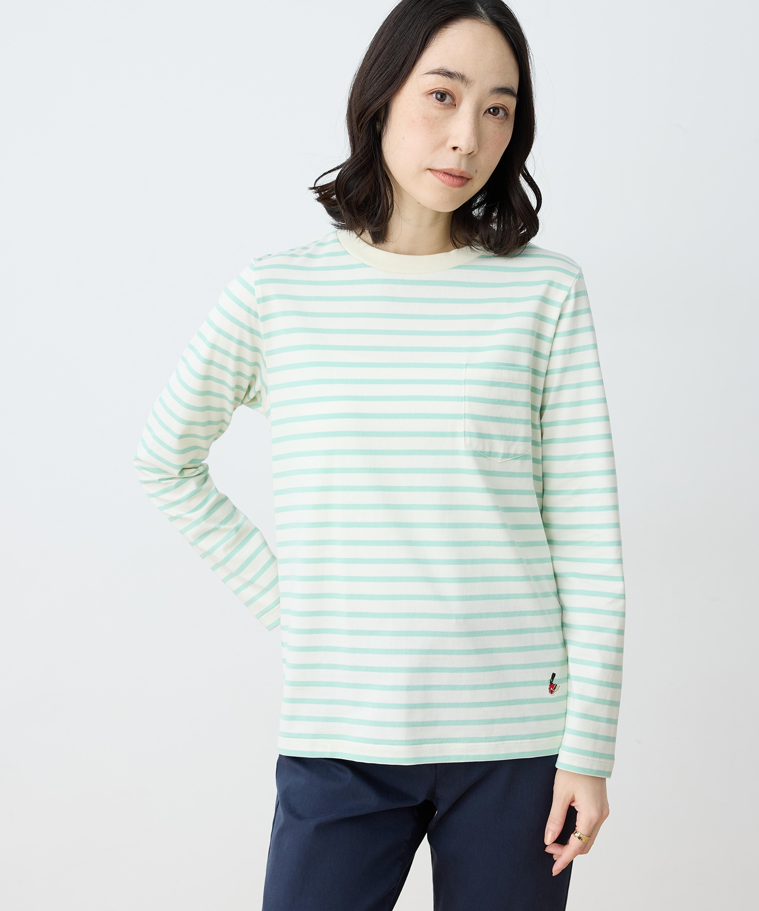 DECOY 【chiyoさんコラボ】ロンドンマーチボーダープルオーバー【オーガニックコットンブレンド】を着用した女性