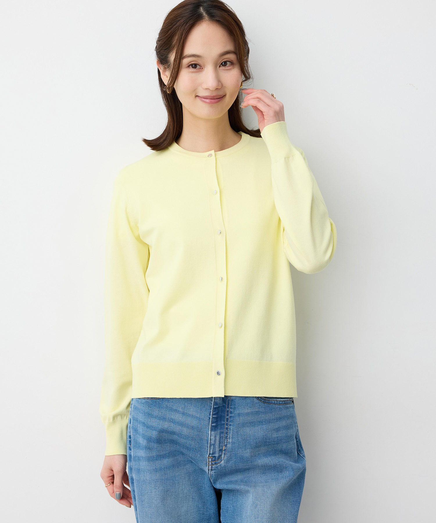 A/C DESIGN BY ALPHA CUBIC クルーネックニットカーディガン【ウォッシャブル】を着用した女性