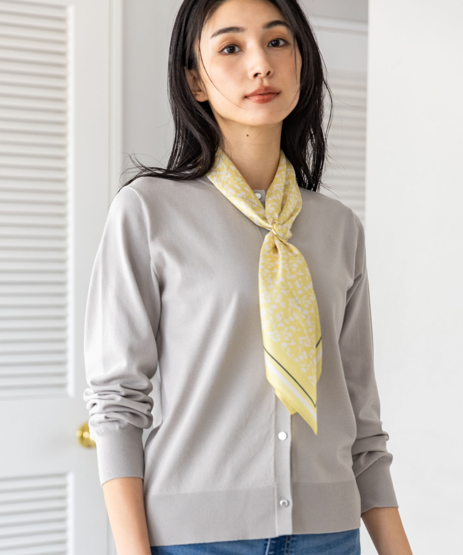 A/C DESIGN BY ALPHA CUBIC リング付きスカーフを着用した女性