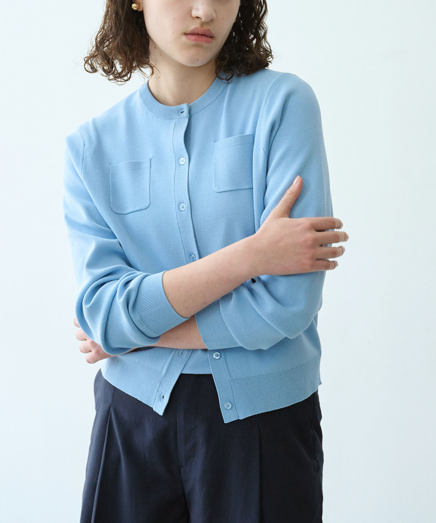 N.O.R.Cニットカーディガン【CLEAN MOTION】を着用した女性