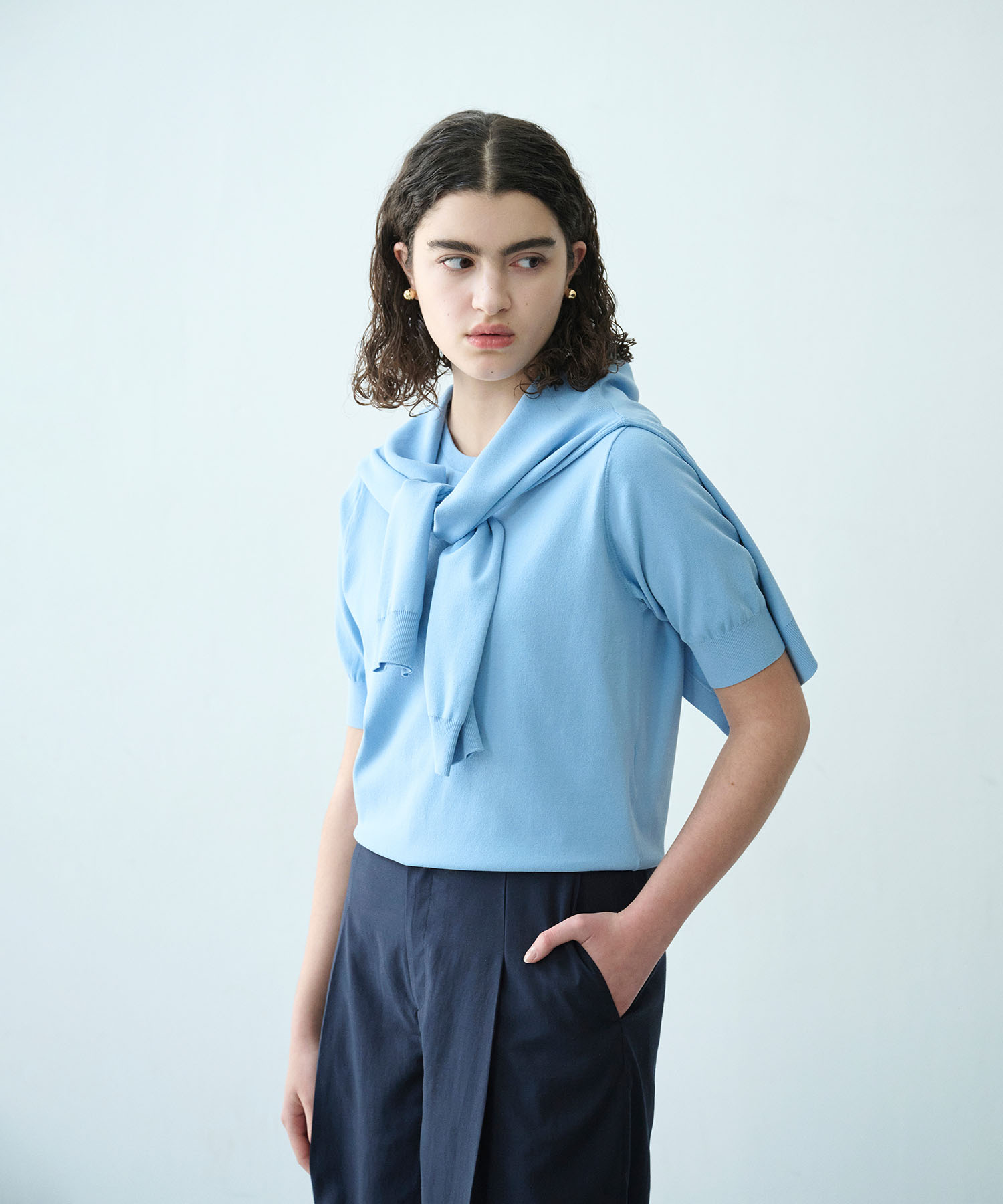 N.O.R.C ハーフスリーブニット【CLEAN MOTION】を着用した女性