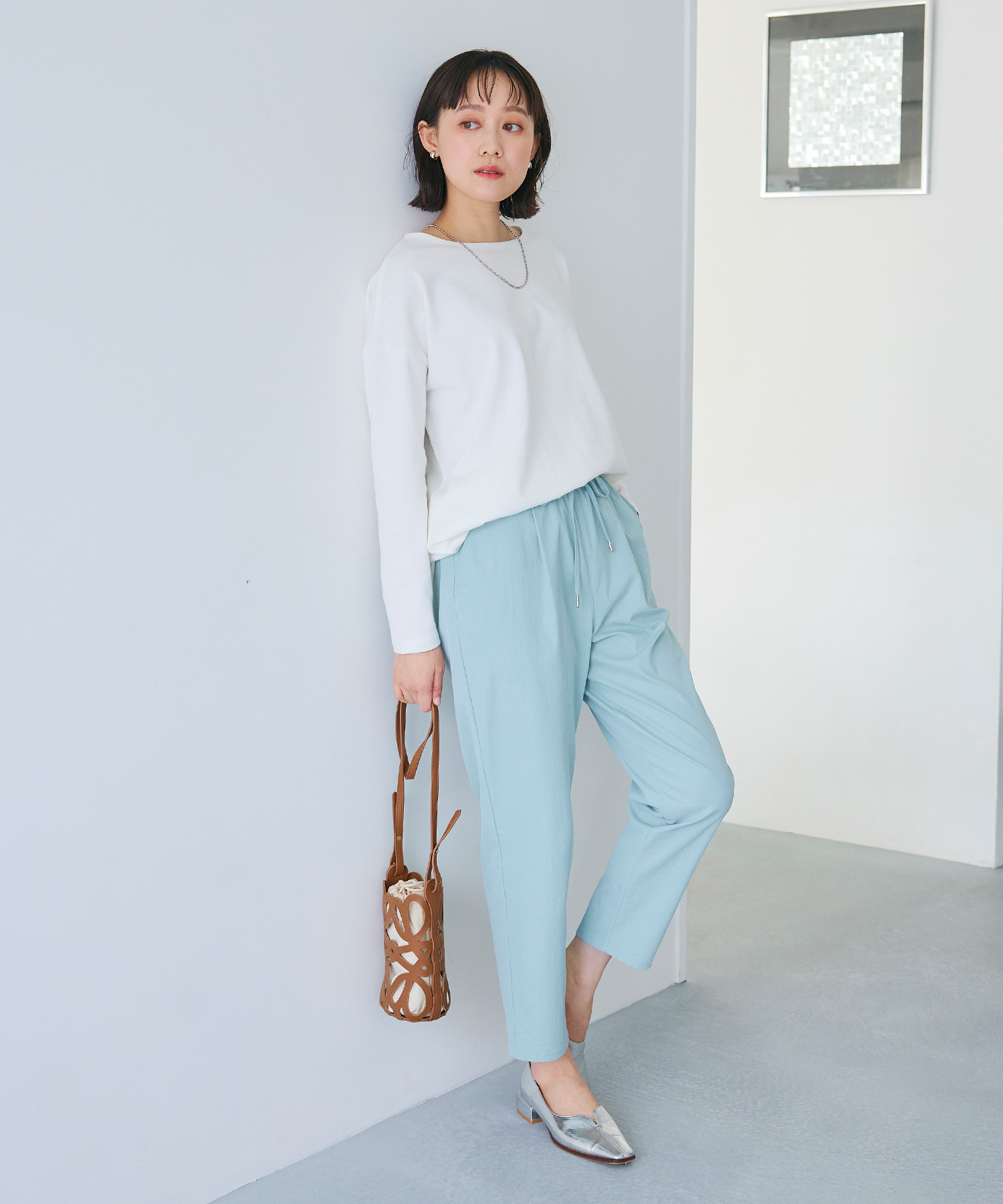 CROSS FUNCTION《UV/吸水速乾》エブ楽 きれいめイージーパンツを着用した女性